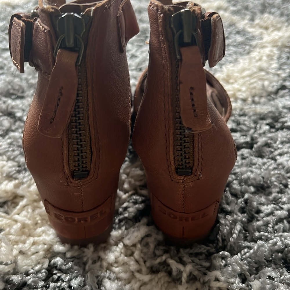 Sorel Tan Sandals with Cross-Strap Design - Picture 5 of 5